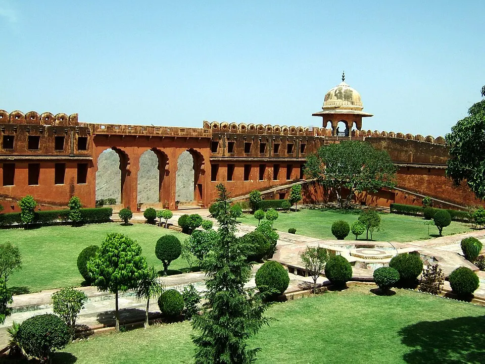 Jaipur Sightseeing Taxi - Jaigarh Fort Cab Tour